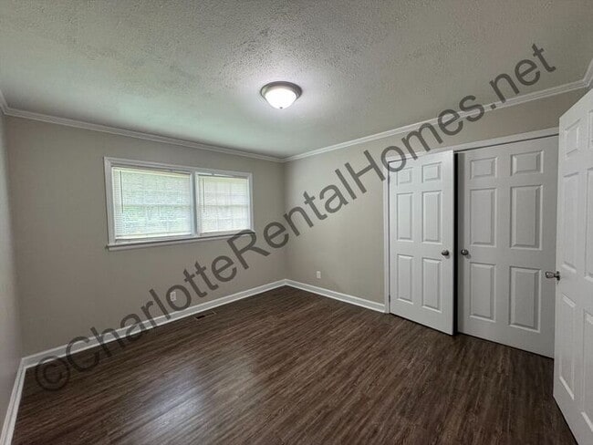 Building Photo - Nice brick ranch home with attached garage