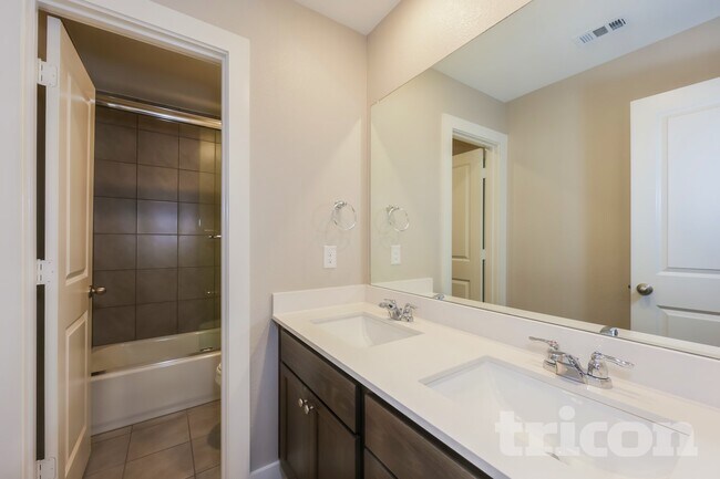 Building Photo - 853 Summer Plum Wy