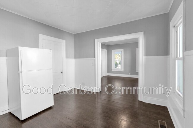 Building Photo - 331 Schenck St
