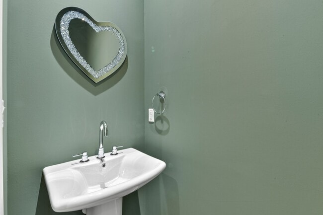 Building Photo - Stunning high rise unit in the affluent River Oaks District!