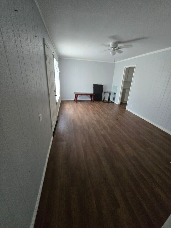 Building Photo - Freshly Remodeled 4-Bedroom Home in Denison, TX – Ready for Move-In!