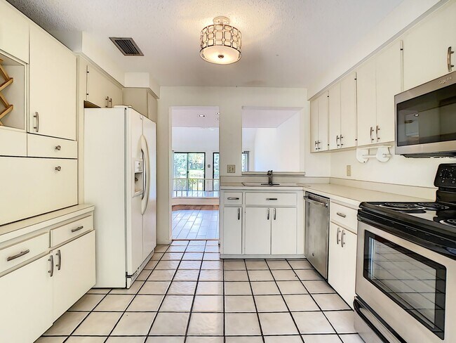 Building Photo - RARE 3 BEDROOM/ 2 BATH IN THE HIGHLY DESIR...
