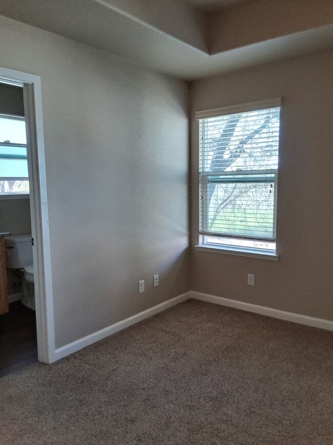 Building Photo - 2204 Estes Rd