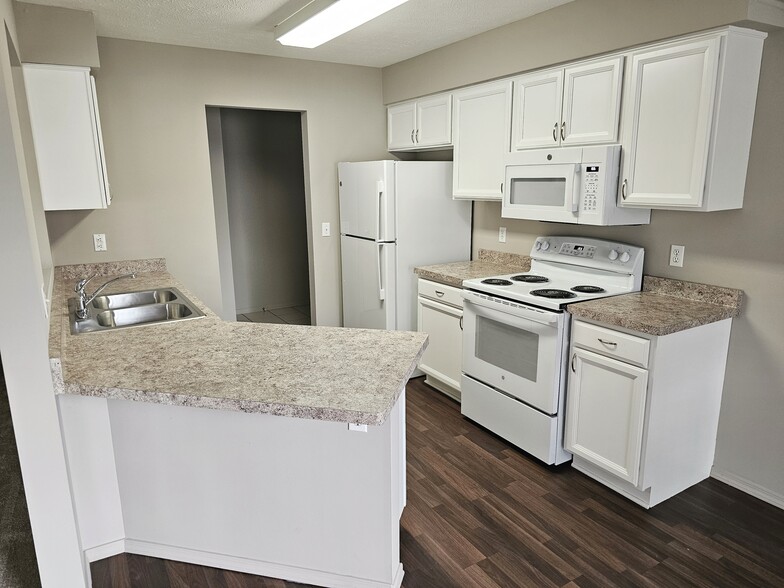 Kitchen - Cobblestone Court Apartments