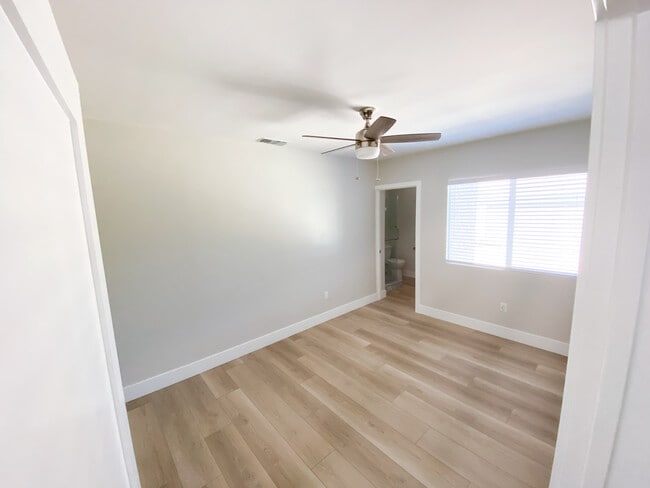 Building Photo - 14859 Chatsworth Dr