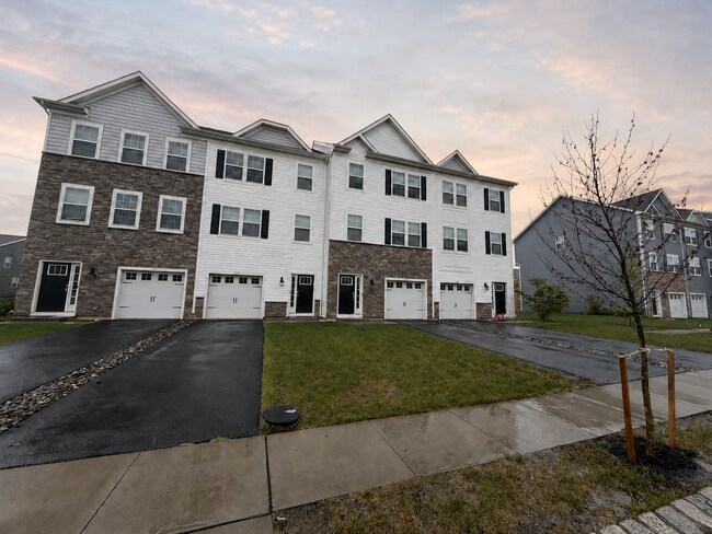 Building Photo - 4-Bedroom Townhouse in Jackson