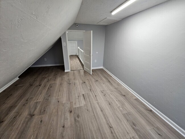 Building Photo - 1852 E 32nd St