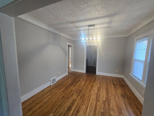 Building Photo - 9124 Pinehurst St