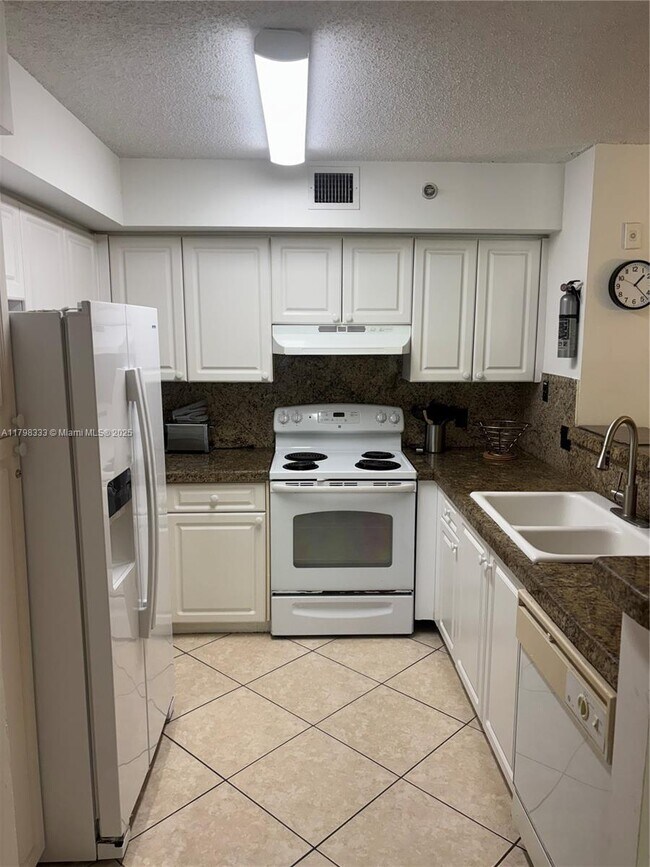 Building Photo - 19501 E Country Club Dr