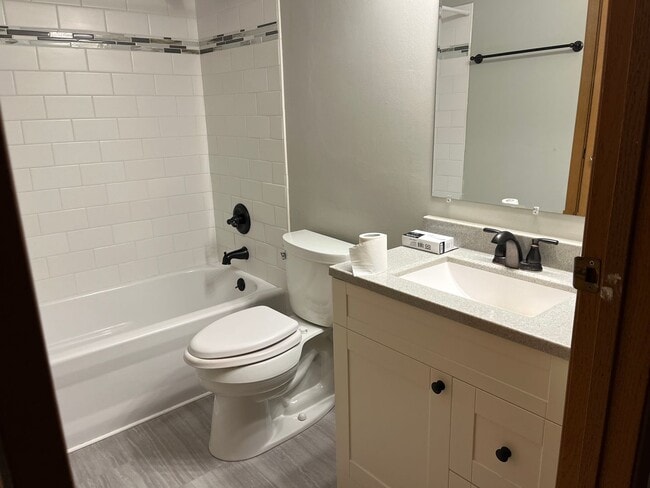 Building Photo - 2-bedroom & 1-bath Apartment + Garage in Hudson WI