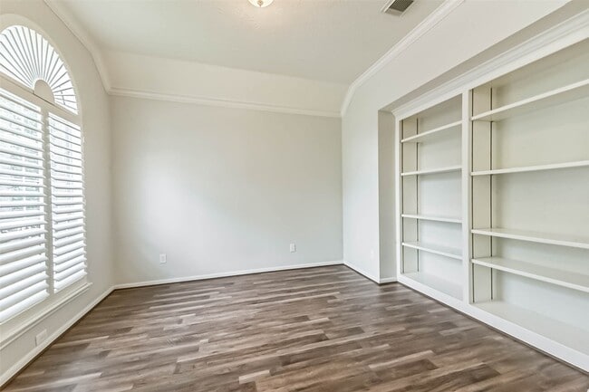 Building Photo - 14610 Farrawood Dr
