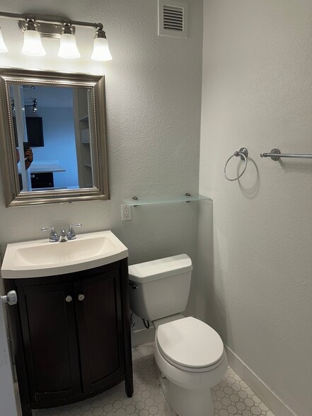 Building Photo - 1350 N Dearborn St