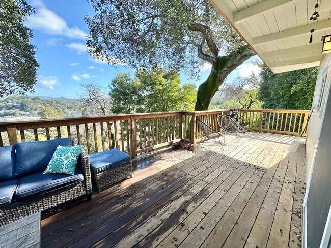 Building Photo - Gorgeous Hillside View, Modern Flat