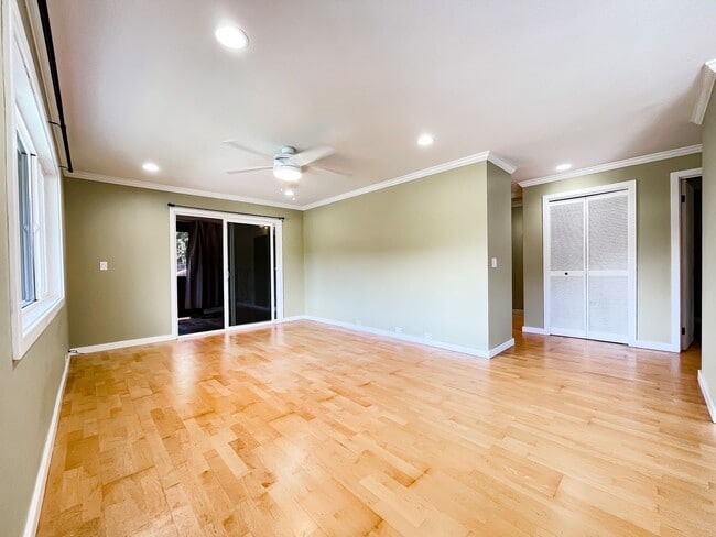 Building Photo - Pet Friendly 2-Bedroom Palolo Duplex