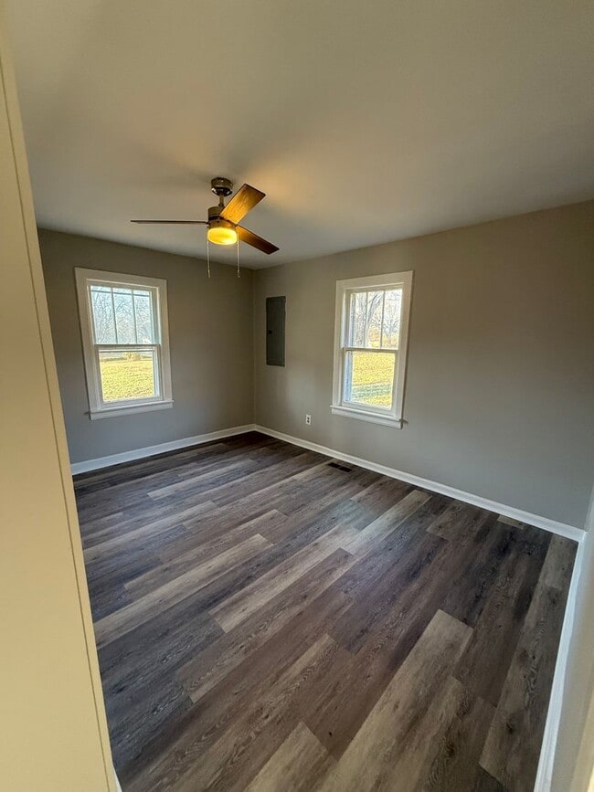 Building Photo - Updated 2 Bedroom, 1 Bathroom Rental with Bonus Room – Rossville, GA