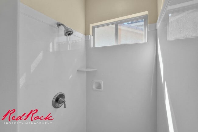 Building Photo - Sun River 2 Bedroom Home with Bonus Den! First Class Amenities!