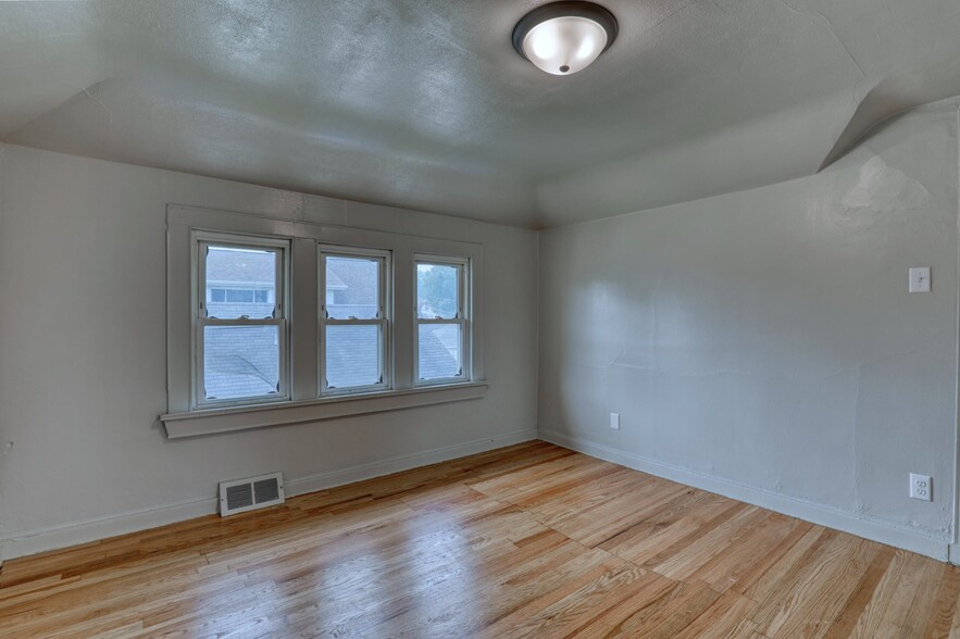 Building Photo - 2213 S 74th St