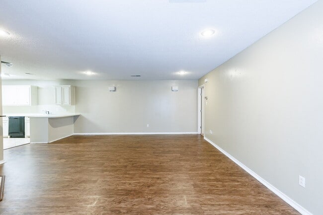 Building Photo - Welcome to this Spacious 2-Bedroom Home!