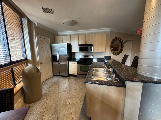 Building Photo - 3 Bedroom 2 Bathroom down town San Diego