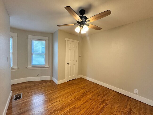 Building Photo - 715 18th St