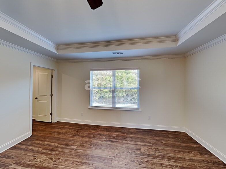 Building Photo - 2117 Overlake Cir