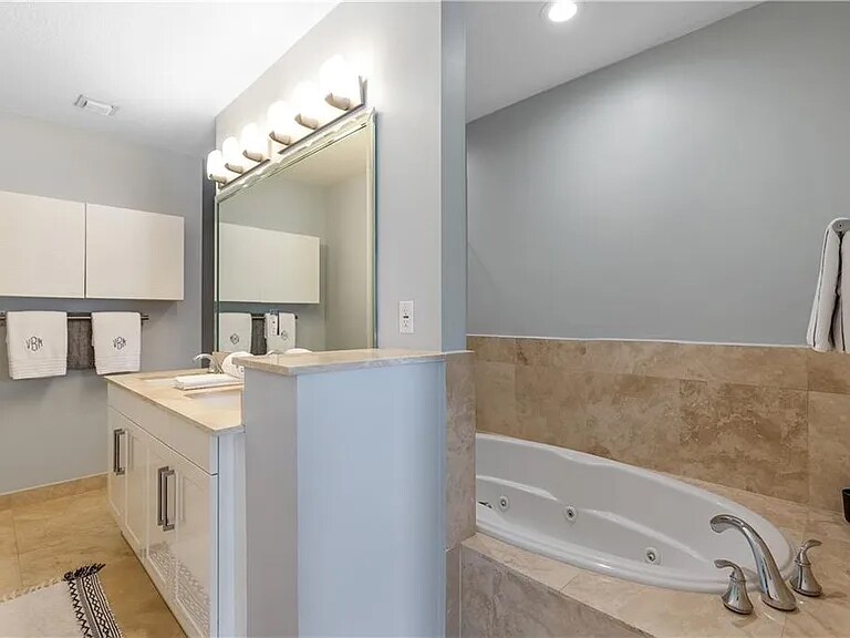 Building Photo - 302 NE 8th Ave