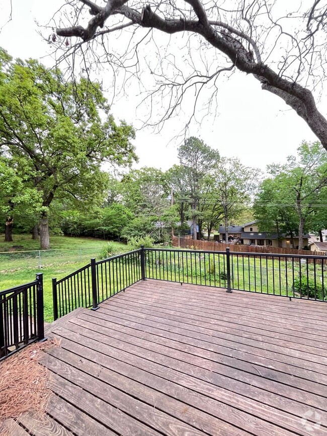 Building Photo - 3 bedroom 2 bath home, all appliances, fen...