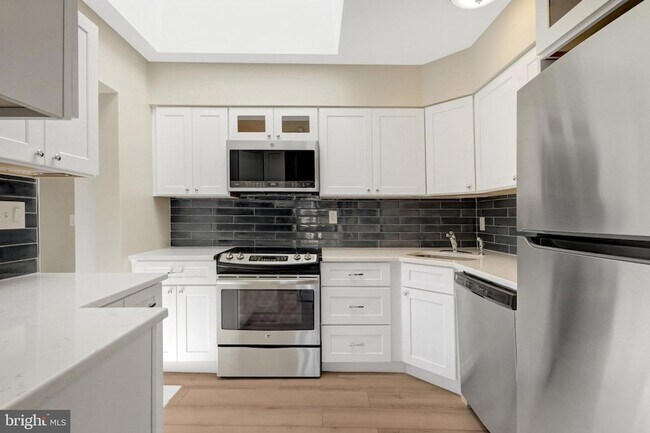 Building Photo - 2031 Hillside Dr