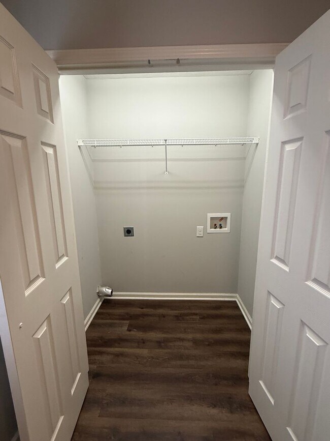 Building Photo - HALF OFF ONE MONTH AT UPPER STONE!