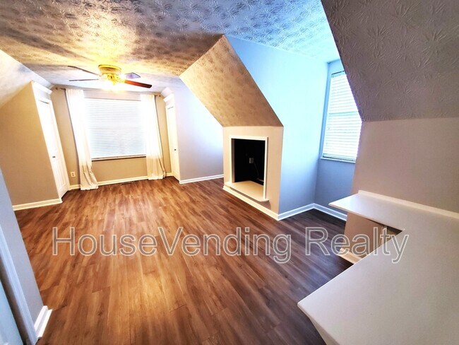 Building Photo - 9734 Hawkdale Ln