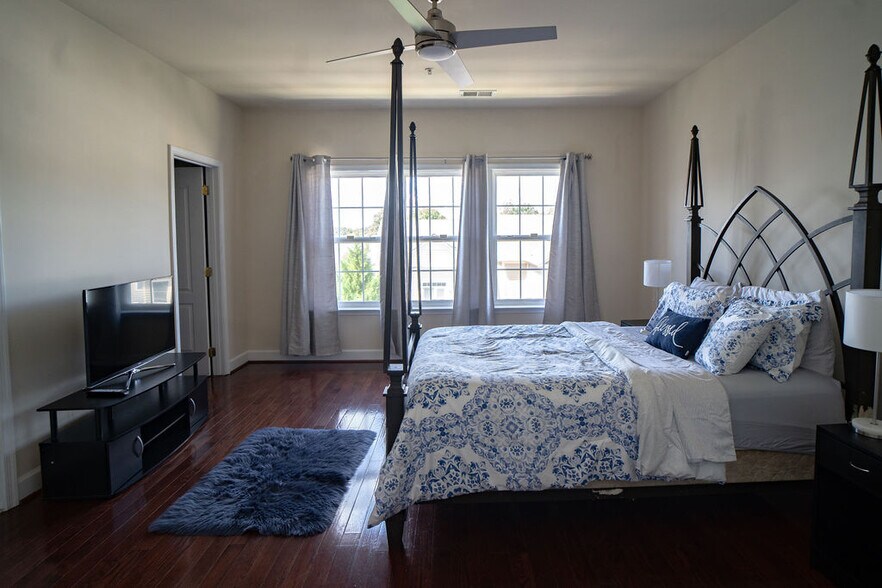 Primary Bedroom - 604 Kingfisher Ave