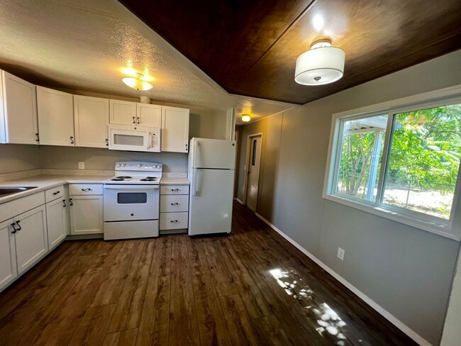 Building Photo - Newly Remodeled 3-Bedroom on Fully-Fenced Lot