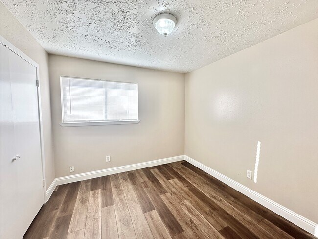 Building Photo - 14227 Cornelia Dr