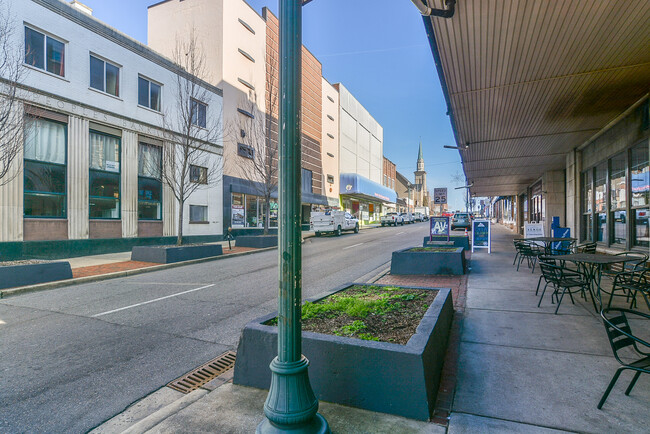 Building Photo - 403 S Roan St