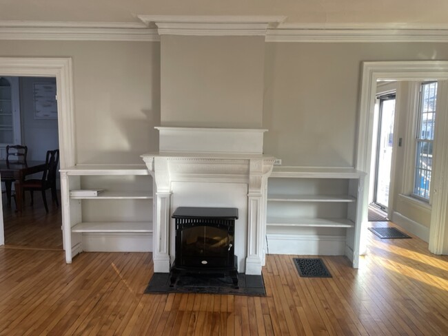 Built-In book cases and electric fireplace - 17 Arlington St