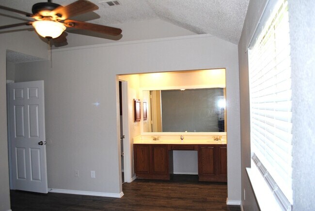 Building Photo - 305 N Elm St