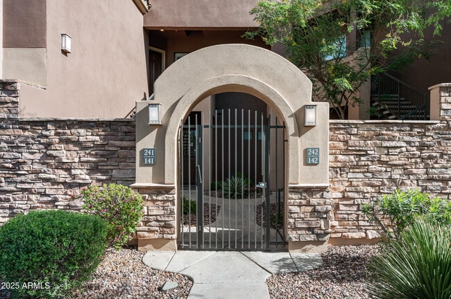 Building Photo - 7027 N Scottsdale Rd