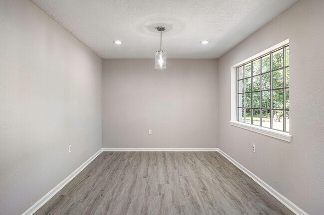 Building Photo - 1702 Athens Dr