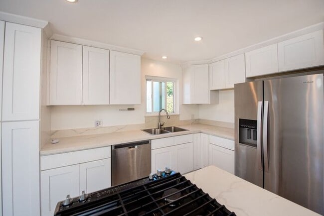 Building Photo - Charming Coastal Retreat - Newly Remodeled!