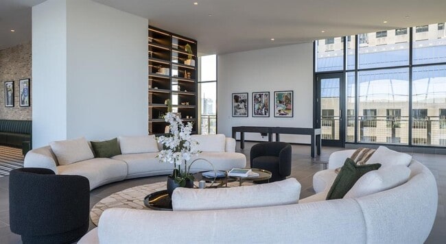 Building Photo - 434 N Orange Ave