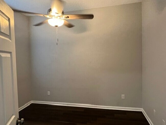 Building Photo - 4BR/2BA Home Walking Distance to Mary Lee ...