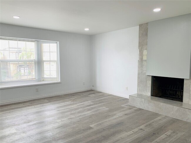 Building Photo - 410 21st St