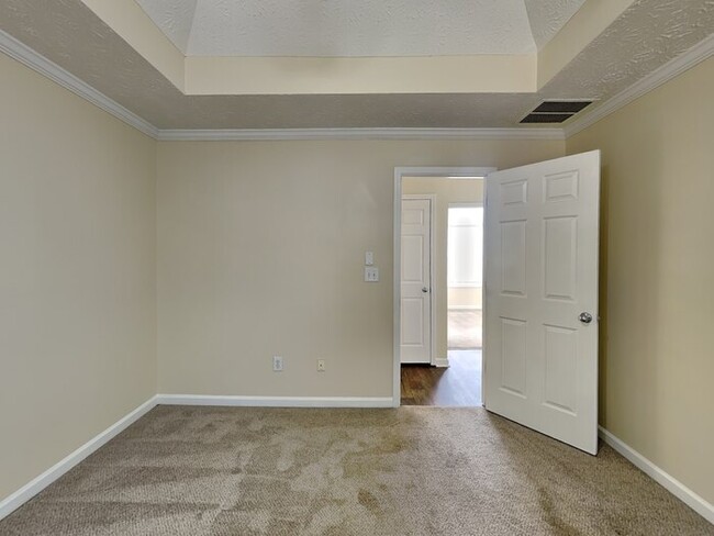 Building Photo - MOVE IN BY MARCH 31, 2025 HALF OFF APRIL R...