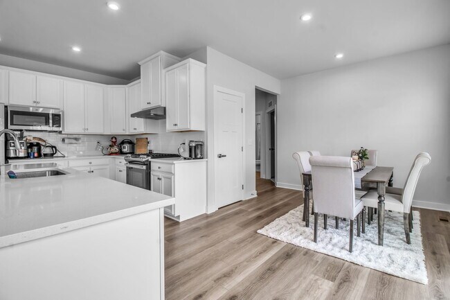 Building Photo - 4966 Brauer Dr