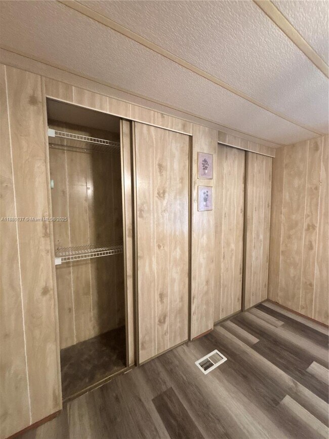 Building Photo - 3930 Country Pl