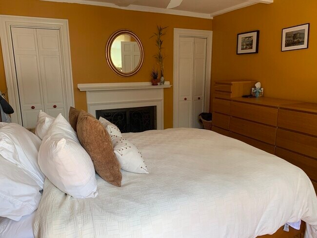 Building Photo - 10 Salem St Ave