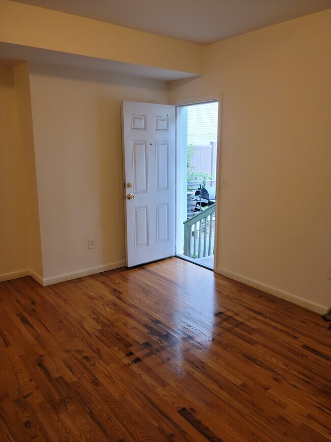 Building Photo - 102 11th Ave W