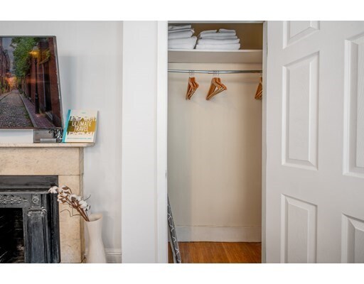 Building Photo - 20 Joy St