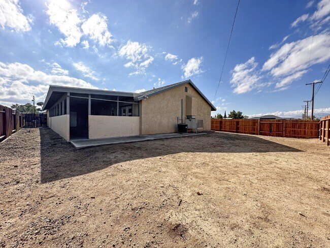 Building Photo - 1240 W Mariposa Ave