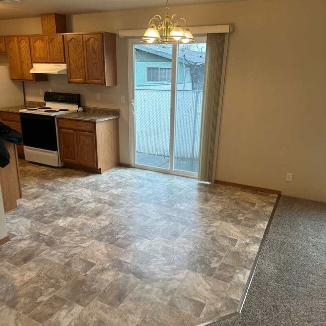 Building Photo - 228 SW Westholm Ave